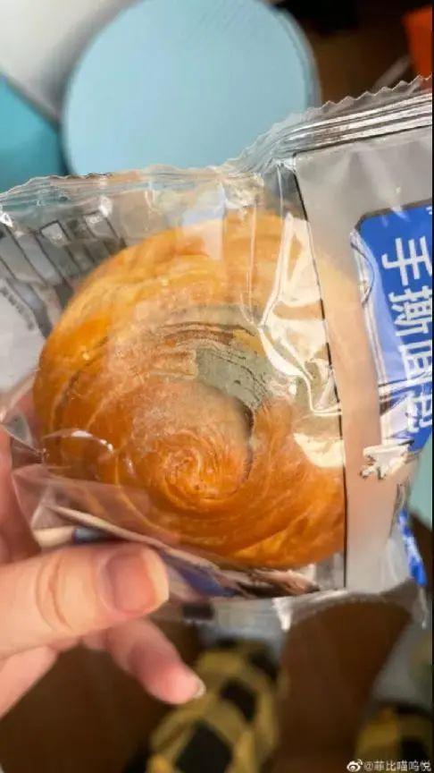 坚果发霉、面包长毛 “顶流”网红零食再出食安问题