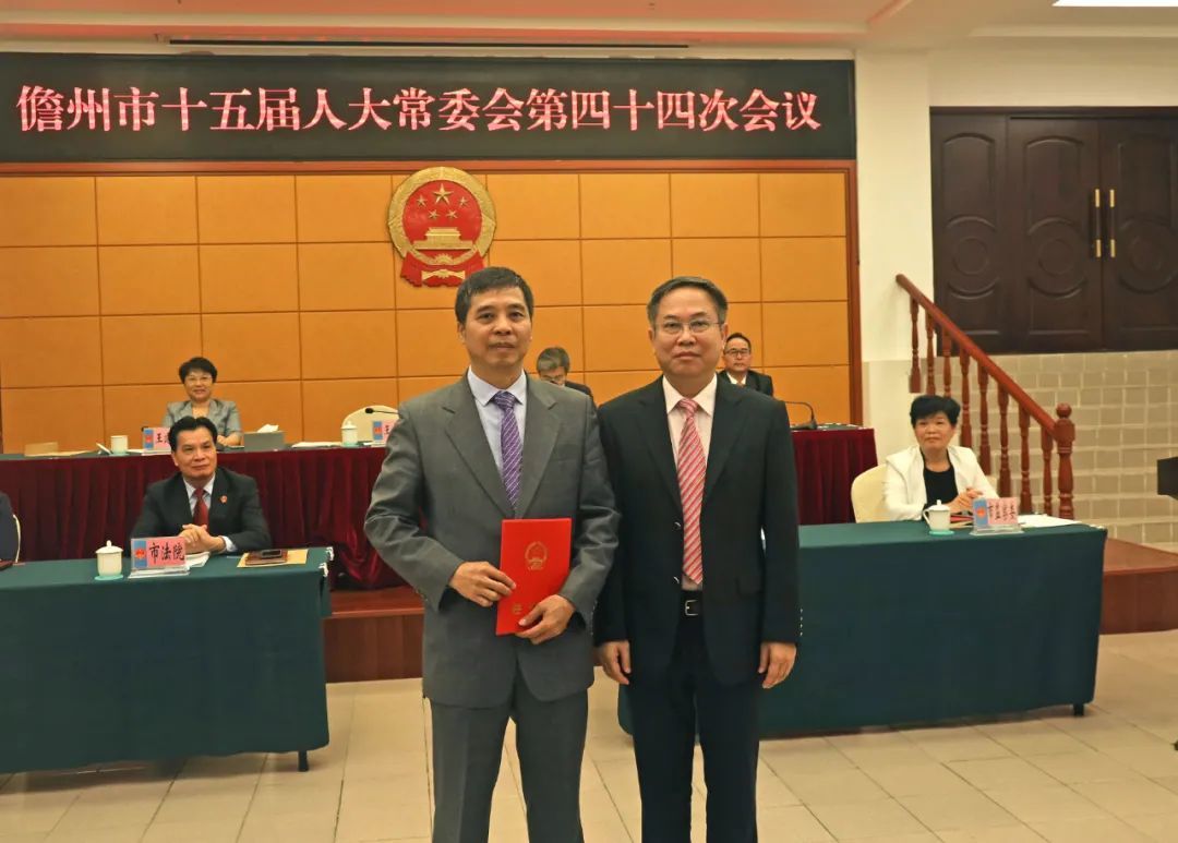 儋州市人大常委会副主任王大辉向莫正群(左)颁发任命书(图据这里是