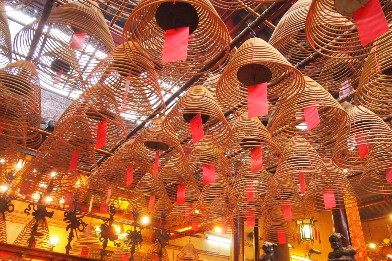 文武庙也是《胭脂扣》的取景地之一，其特点是庙堂上挂满了大大的盘香。 维基百科 图