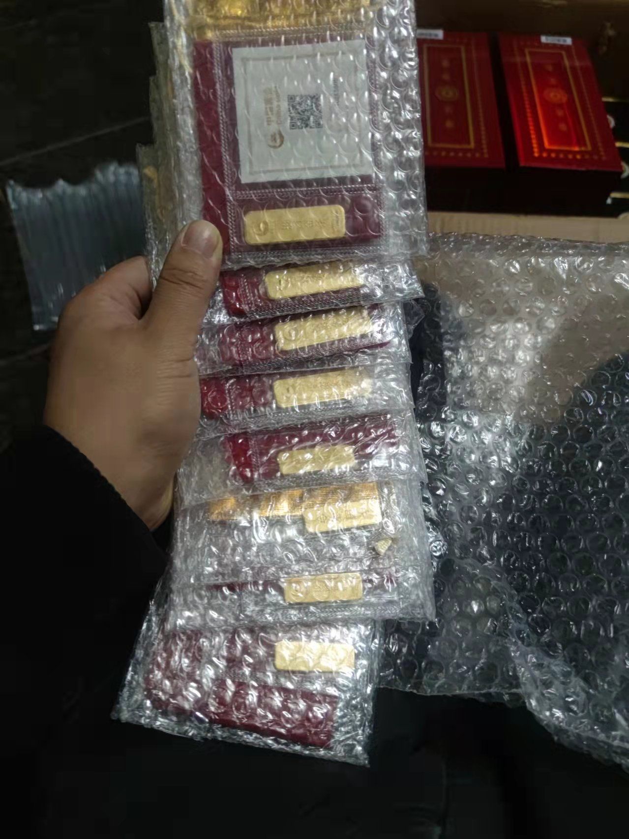 环卫工程福华捡到的8根金条。陈今龙 摄