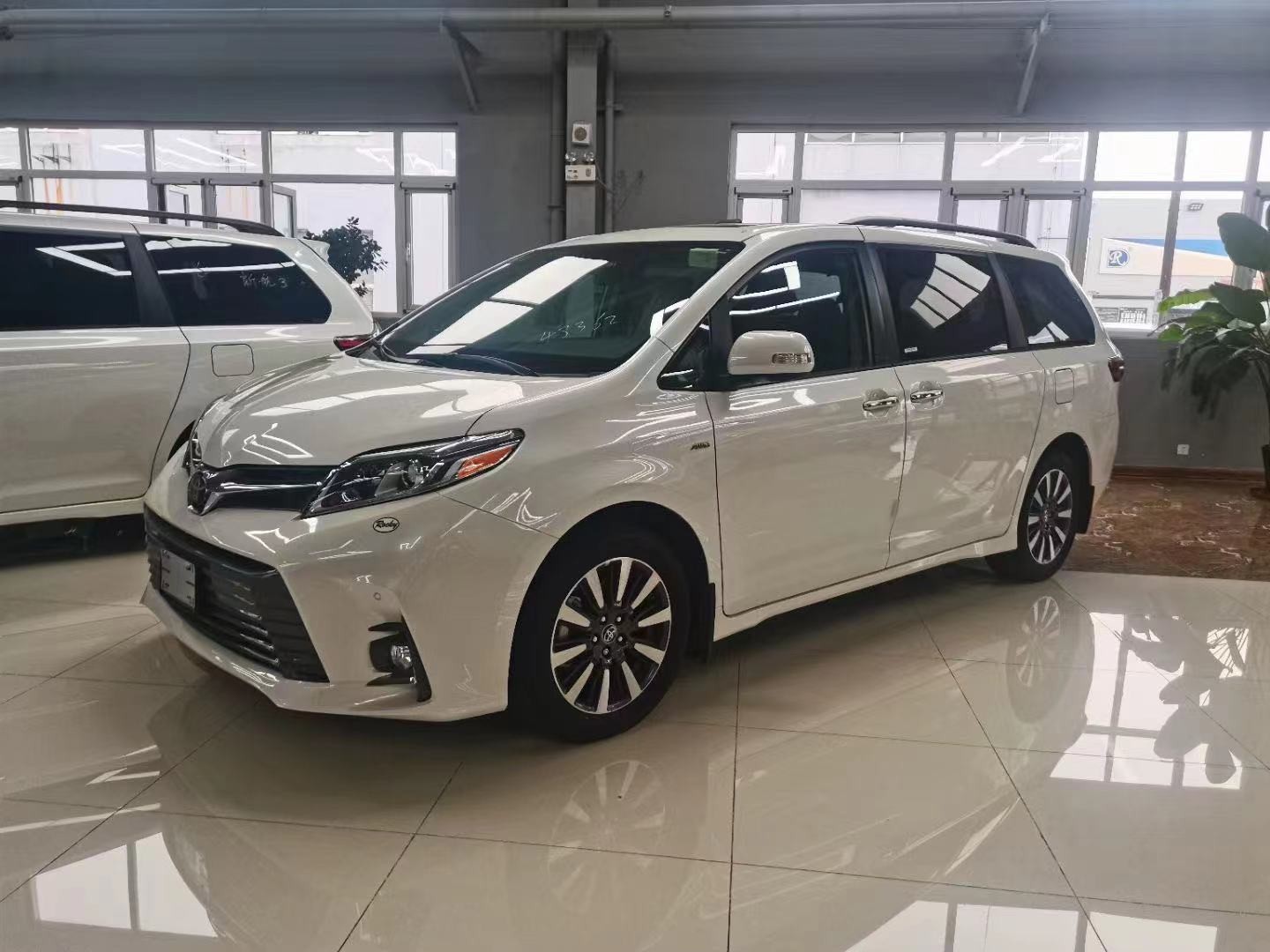 20款丰田塞纳四驱ltd新车拥有更大的承载力和拖拽力,后视镜尺寸宽大