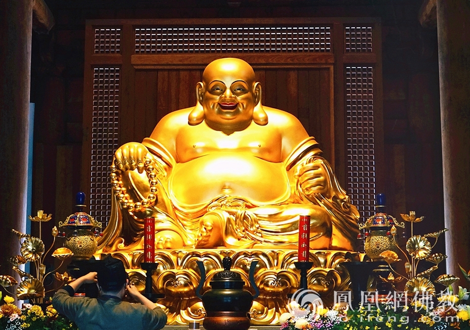天王殿内弥勒佛像（图片来源：凤凰网佛教 摄影：王子轩）
