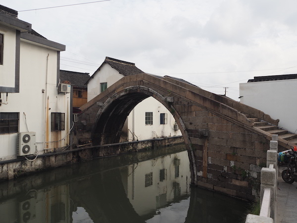 古老的南塘桥横跨在通波塘上