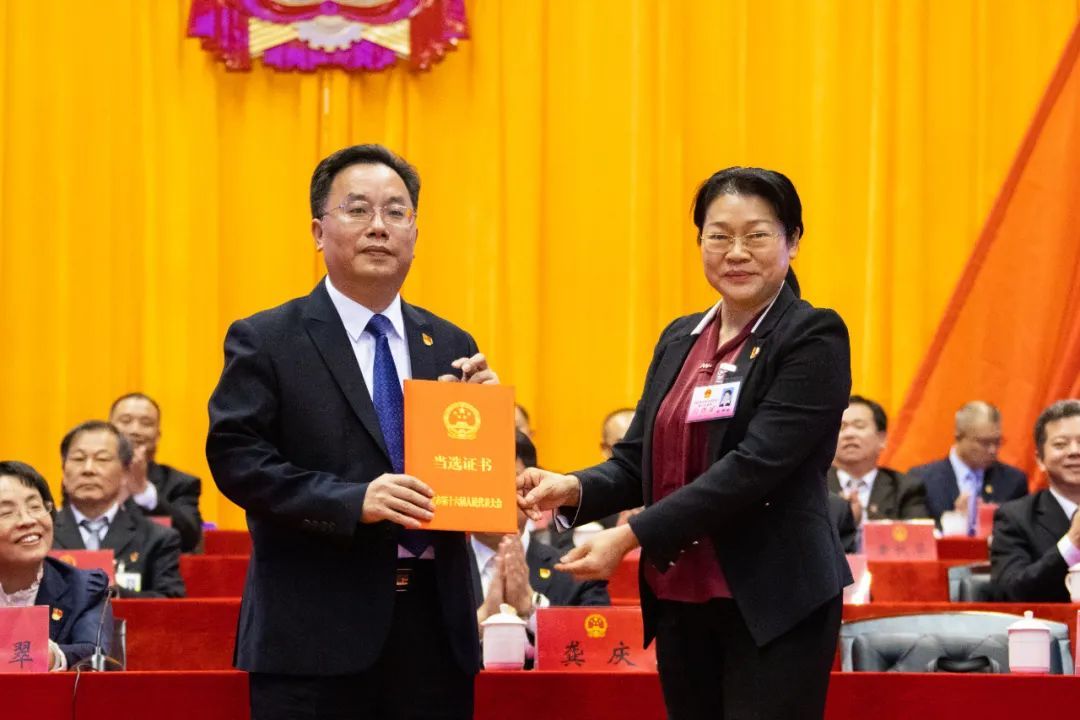 ▲市人大常委会主任杜坤玲向新当选的市人民政府市长李龙飞颁发当选证书