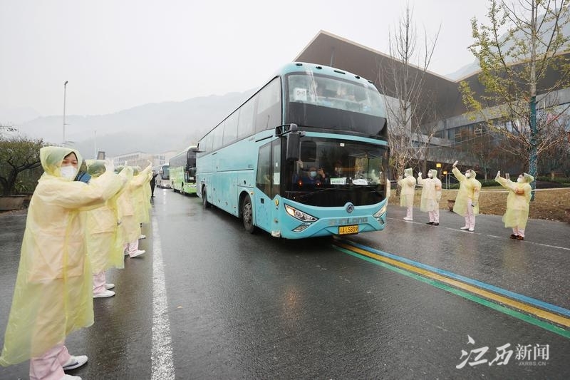 11月17日，葛仙山风景区防疫工作人员送别滞留游客。