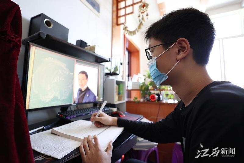 ▲11月12日，铅山县第一中学高三学生在家通过直播软件开展线上学习。