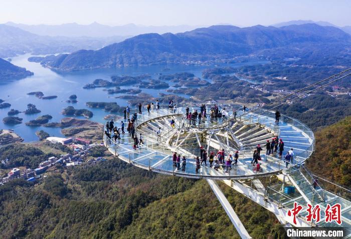 “天镜”向游客全景展示仙岛湖 郑家裕 摄