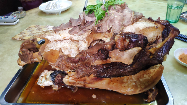 老刘花229买一整个驴头秘制卤制六小时一家七口人都没吃完