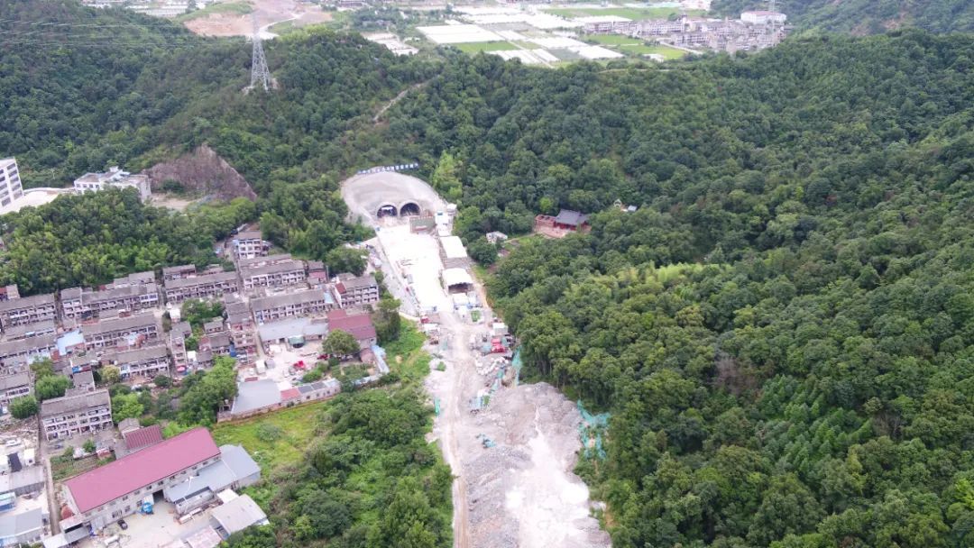 隧道設計總長345米 分設左右洞 作為204省道的組成部分,餘溫公路院橋