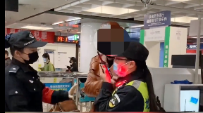 男子疑带刀闯地铁并推搡女安检 南京地铁回应