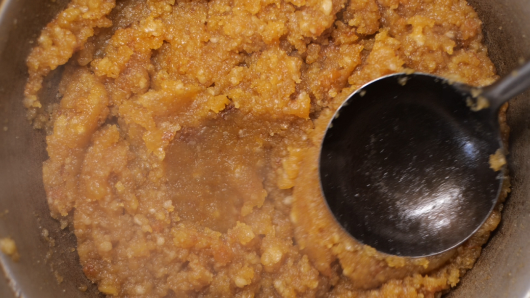 ▲酥油搅团进行时