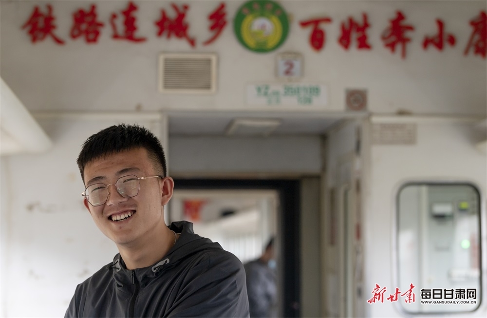 公益慢火车上的笑脸（肖玉亮疫情前拍摄）