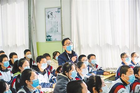 11月15日，秦安县高三年级（含中职三年级）和九年级学生正式复课。新甘肃·甘肃日报通讯员 董国庆
