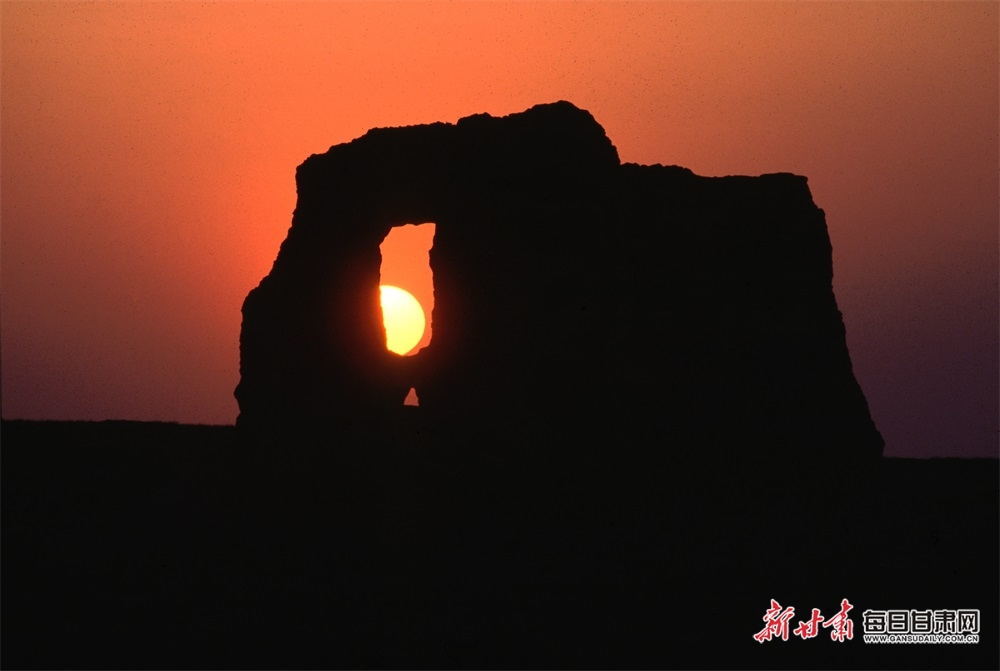 古道残垣夕阳斜