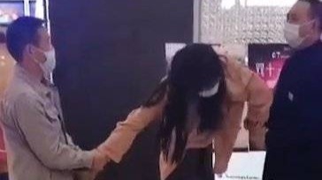 男子扮女装进女厕偷拍被抓 警方：调查处理中_凤凰网视频_凤凰网
