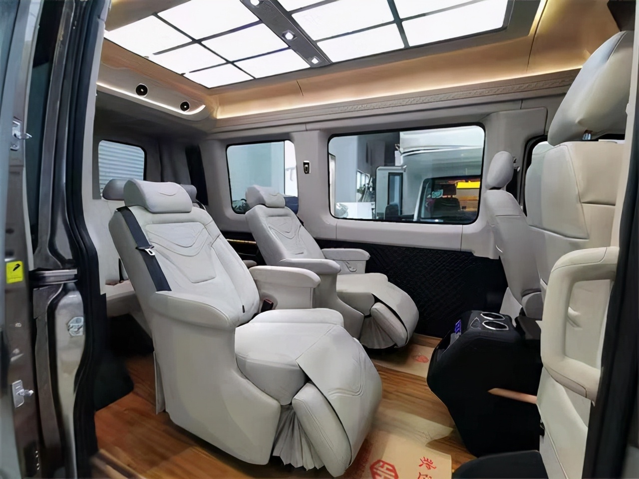依维柯改装豪华座驾商务车现车钜惠