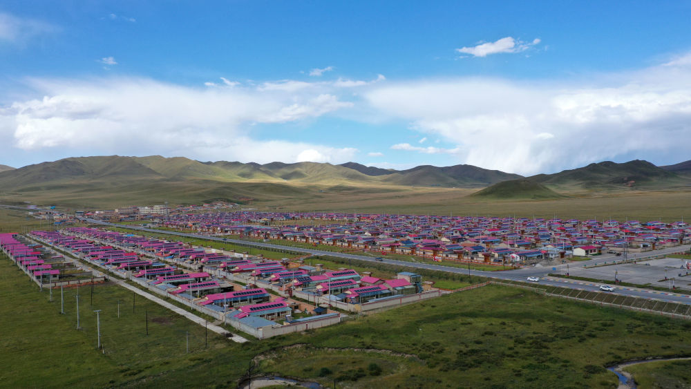这是9月9日拍摄的甘肃省甘南藏族自治州碌曲县尕海镇尕秀村村貌(无人
