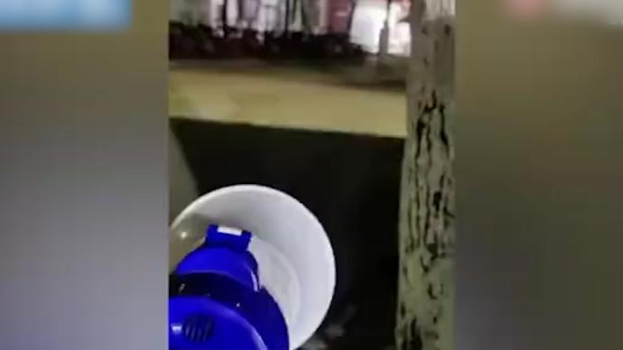 广告系男生编顺口溜提醒情侣莫秀恩爱，网友：说出单身狗心声