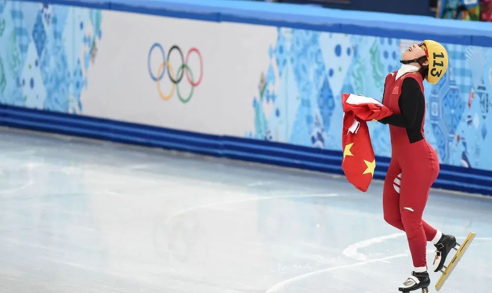 2014年2月15日，周洋（左二）在夺冠后庆祝。当日，在2014年索契冬奥会短道速滑女子1500米决赛中，中国选手周洋获得2分19秒140的成绩夺得冠军。新华社记者 王昊飞 摄