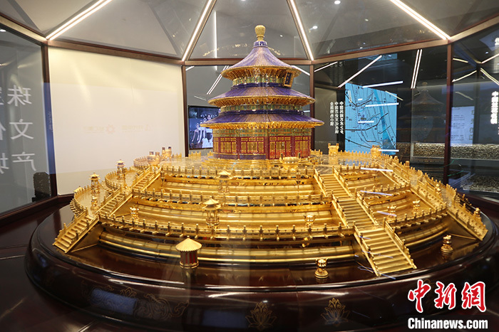11月18日，沙湾珠宝产业园内瑰宝特色小镇展厅珍品——珠宝祈年殿。在广州番禺，被誉为“中国珠宝玉石首饰特色产业基地”的沙湾珠宝产业园，吸引了100家企业进驻，外资企业过半，从业者上万人。近年来，随着中国消费不断升级，该园区不少企业开始加强设计研发，打开内销市场。 <a target='_blank' href='/'>中新社</a>记者 孙秋霞 摄