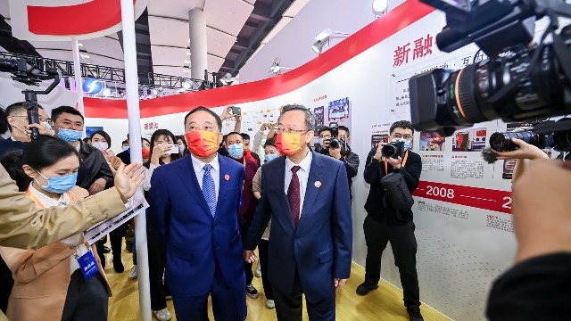 中国网络媒体论坛展示会开幕 多位嘉宾参观凤凰展台