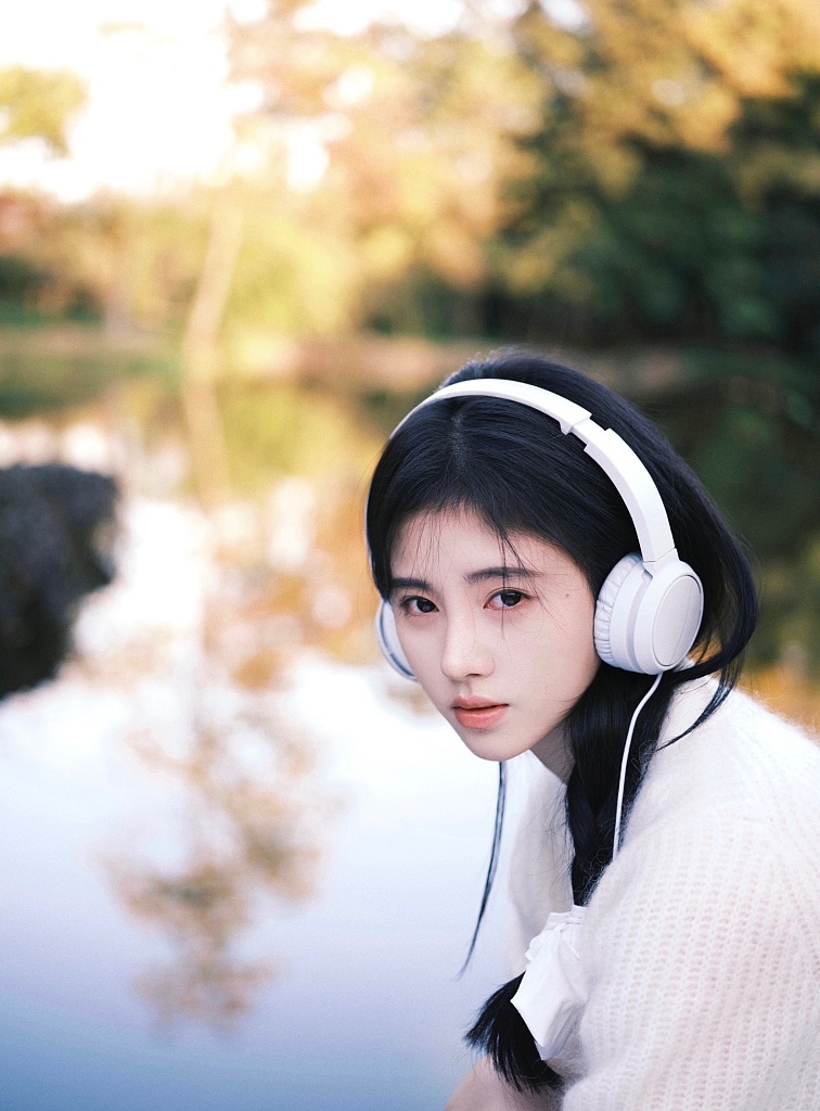 鞠婧祎秋冬枫叶写真释出穿白色针织戴耳机尽显文艺气质