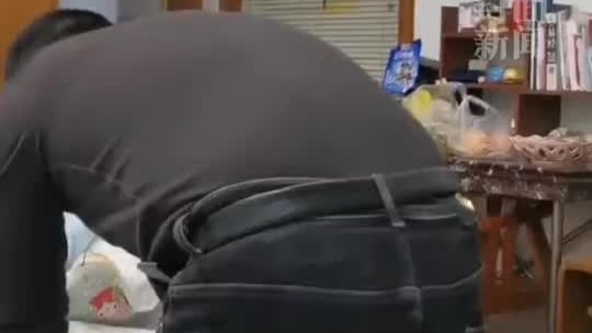 爸爸给女儿换尿不湿让叔叔出去：这是隐私啊！_凤凰网视频_凤凰网