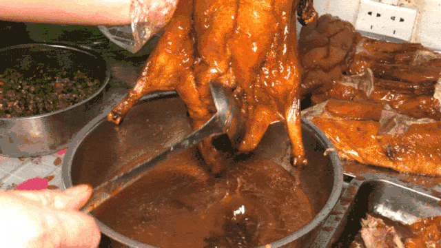 南宁烧鸭的原料多选用南宁本地的芝麻鸭，皮香肉嫩，骨头带香。由于地域不同，形成了选料、制作流程、吃法等风格的迥异。
