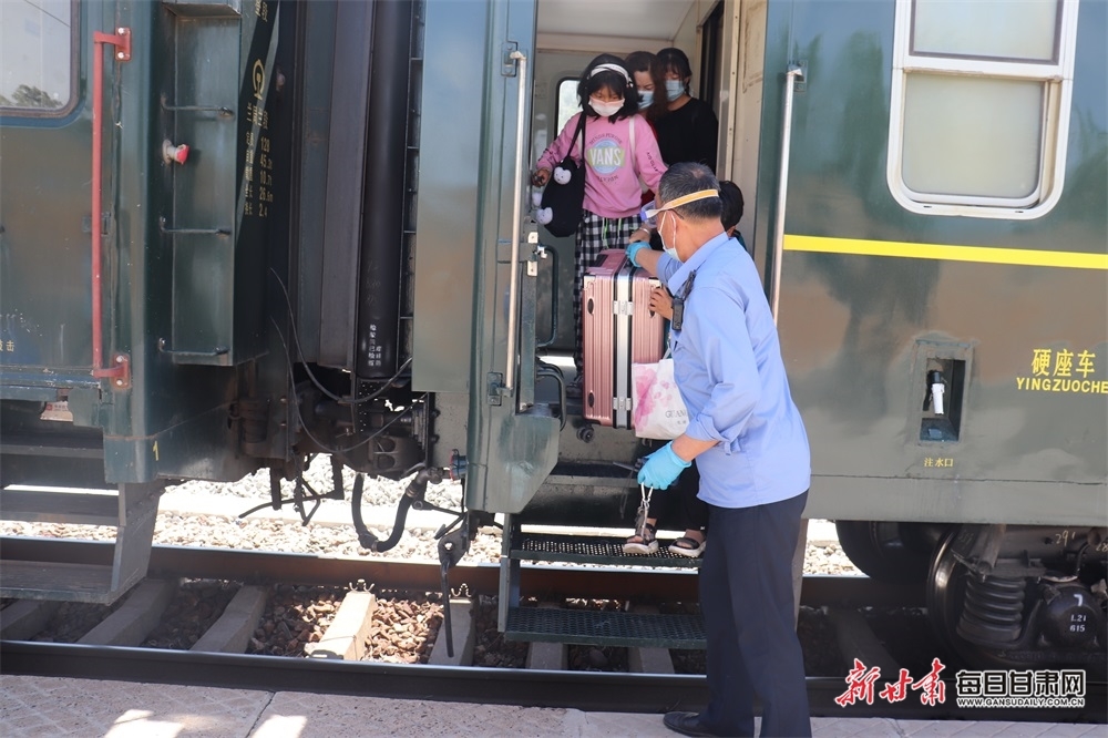 “慢火车”上的温情守望（资料照片）