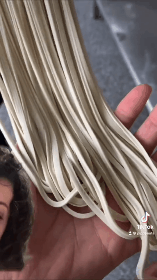TikTok用户@pippyeats在TikTok上分享自己学做兰州拉面的视频，播放量超过25万。