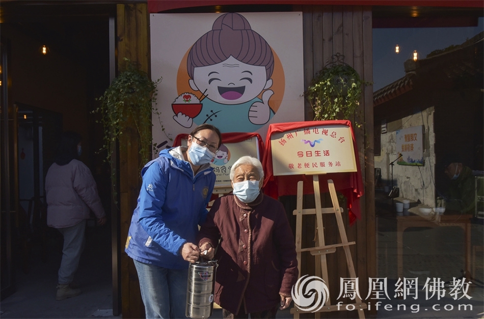 义工服务到就餐点的老人（图片来源：凤凰网佛教 摄影：季利）