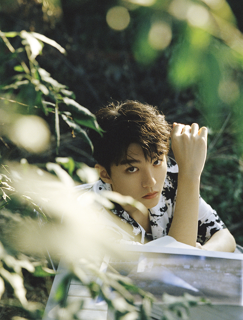 王俊凯落日大片静谧温柔 光影间青春少年气质卓然_凤凰网娱乐_凤凰网