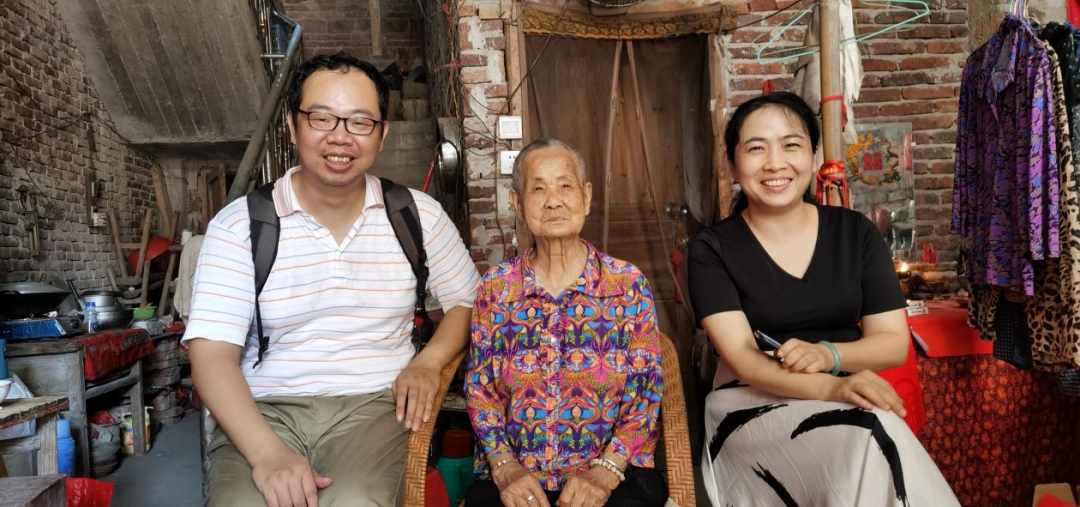 本文作者王立元博士、江泽慧副教授与菖蒲村102岁老寿星魏月香合影（田信国摄）