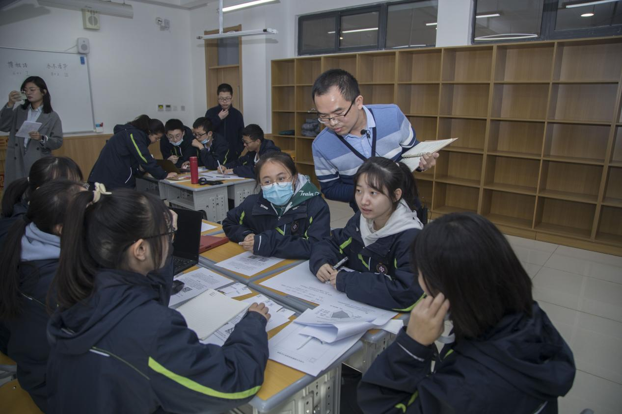 西安市教育心理学会理事曹浩洋博士与学生沟通交流