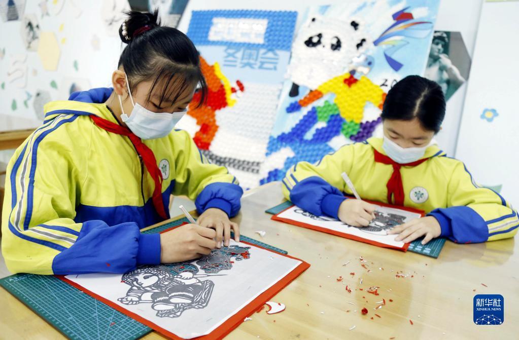 11月24日，邢台市立德小学学生在制作冰雪运动题材刻画。