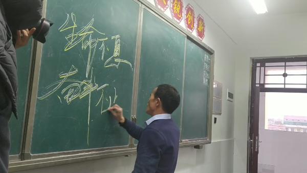 乡村盲人教师从教30年，自设“助梦奖”鼓励学生