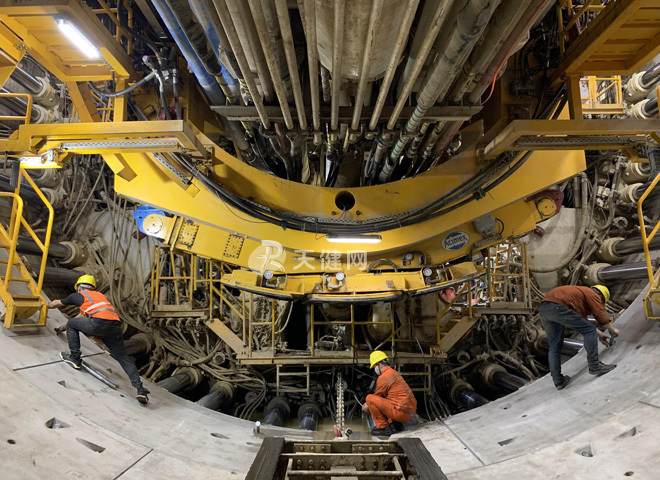 作业人员在拼装管片.