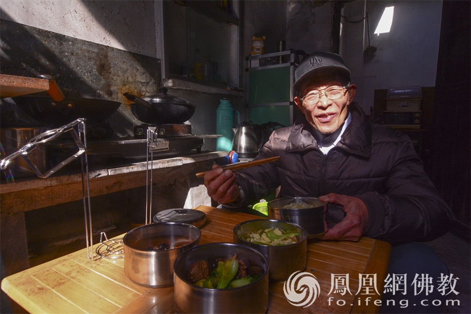 公益午餐温暖了困境老人的胃，也温暖了他们的心（图片来源：凤凰网佛教 摄影：季利）
