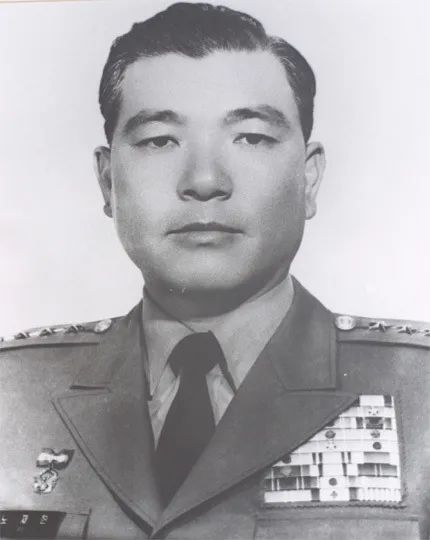 于是,他和国防部长卢载铉商量,要撤销全斗焕保安司令官和联合搜查本部