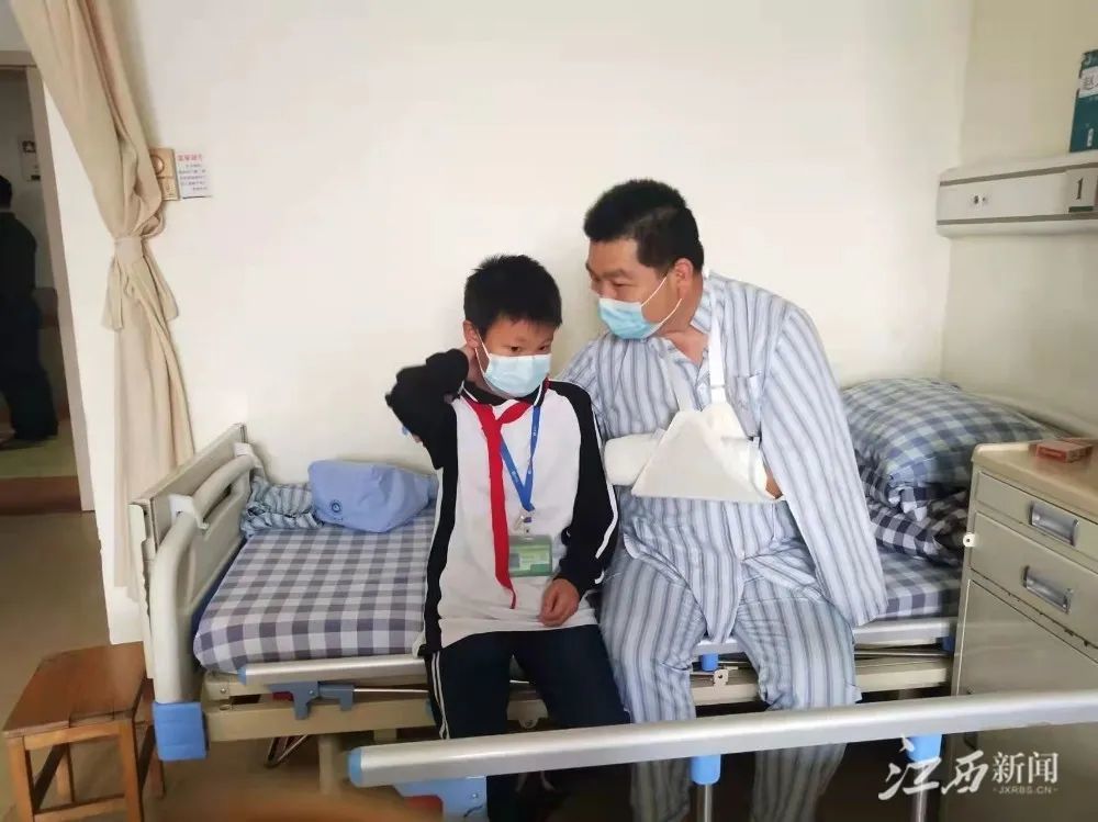 ▲赵之林与被救小孩。