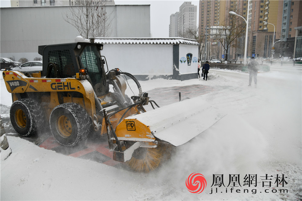 清雪设备正在进行清雪工作。梁琪佳摄