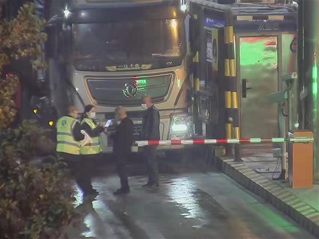 大车 岂能 小标 这个货车司机补缴高速通行费2万多 凤凰网