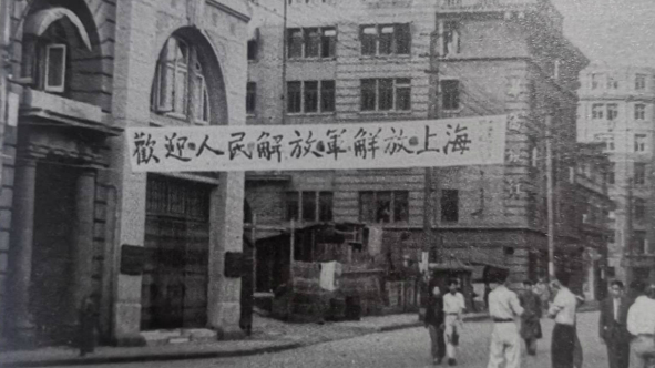 上海全面解放后，黄金荣决定留在上海并准备下一份厚礼