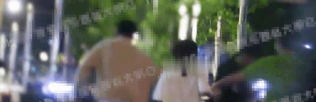 33岁男星与美女街头牵手摸头 两人举止亲密疑似恋情曝光
