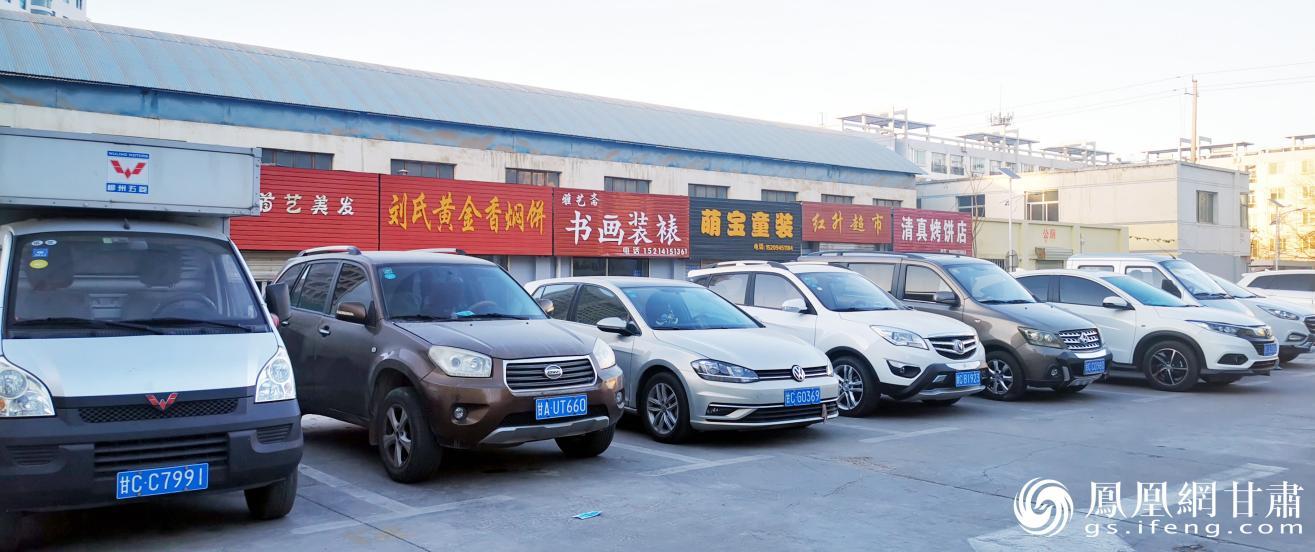 改造后的杭州路市场机动车停车场内车辆有序停放 魏瑾瑾 摄