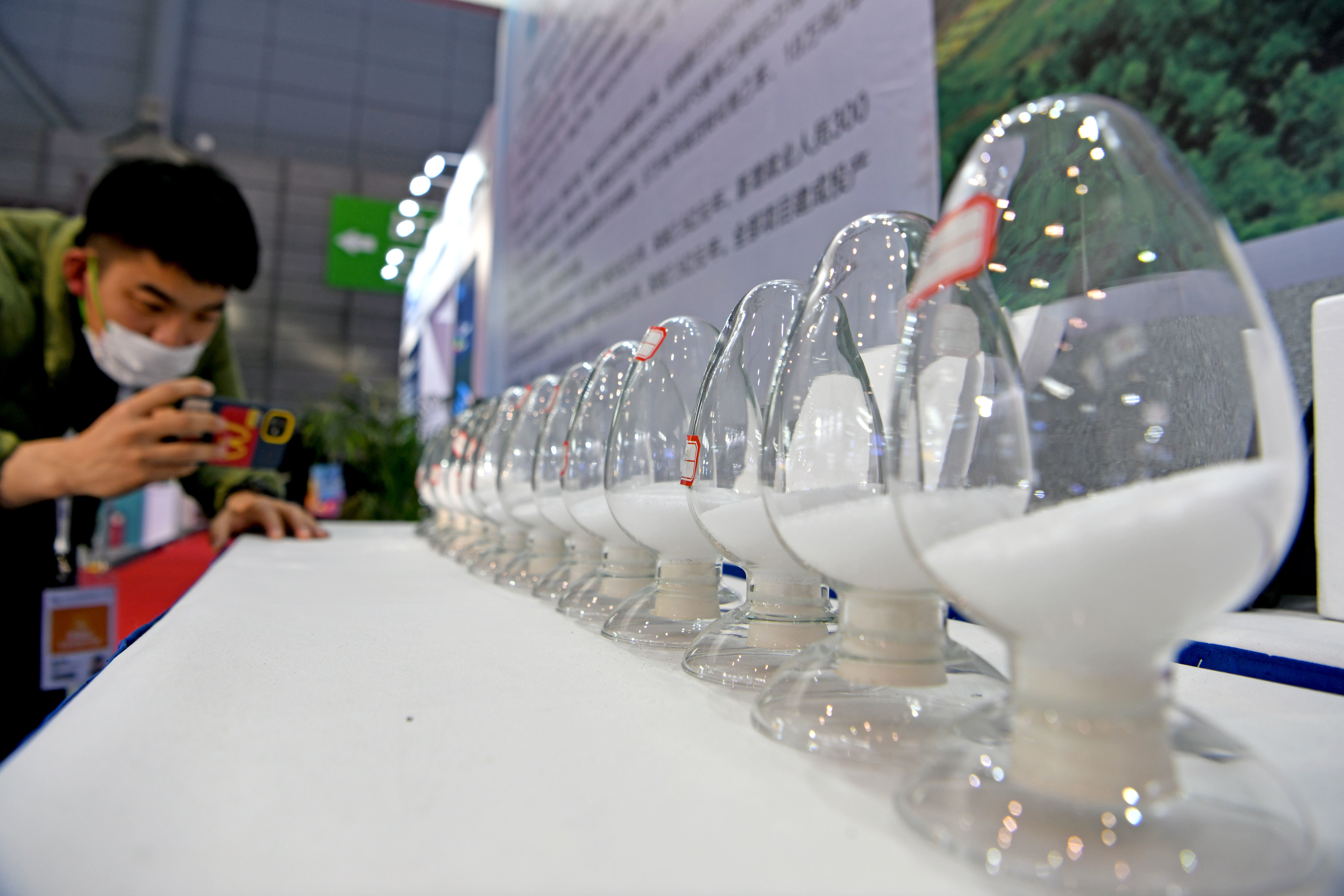 安徽嘉玺新材料科技有限公司展示化工产品.