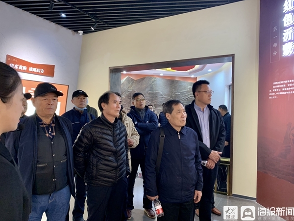 络绎不绝的参观者