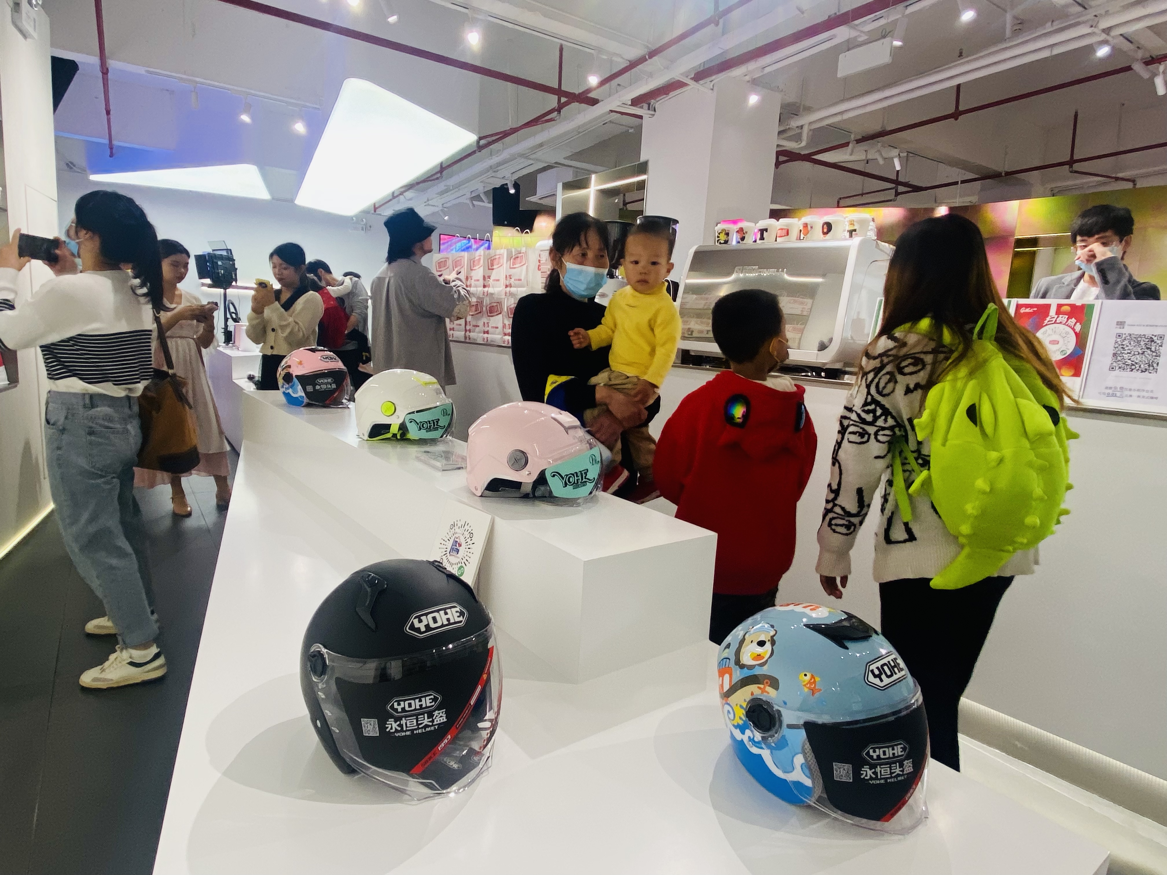 现场陈列了各式各样的永恒头盔