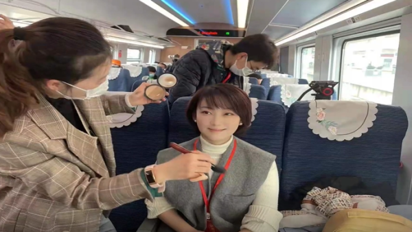 中老昆万铁路的列车有多平稳？在车厢内能稳稳地化妆画眼线