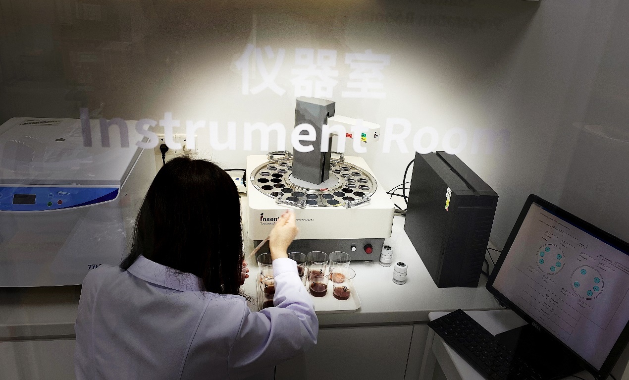 熊猫指南实验室人员正在进行感官实验